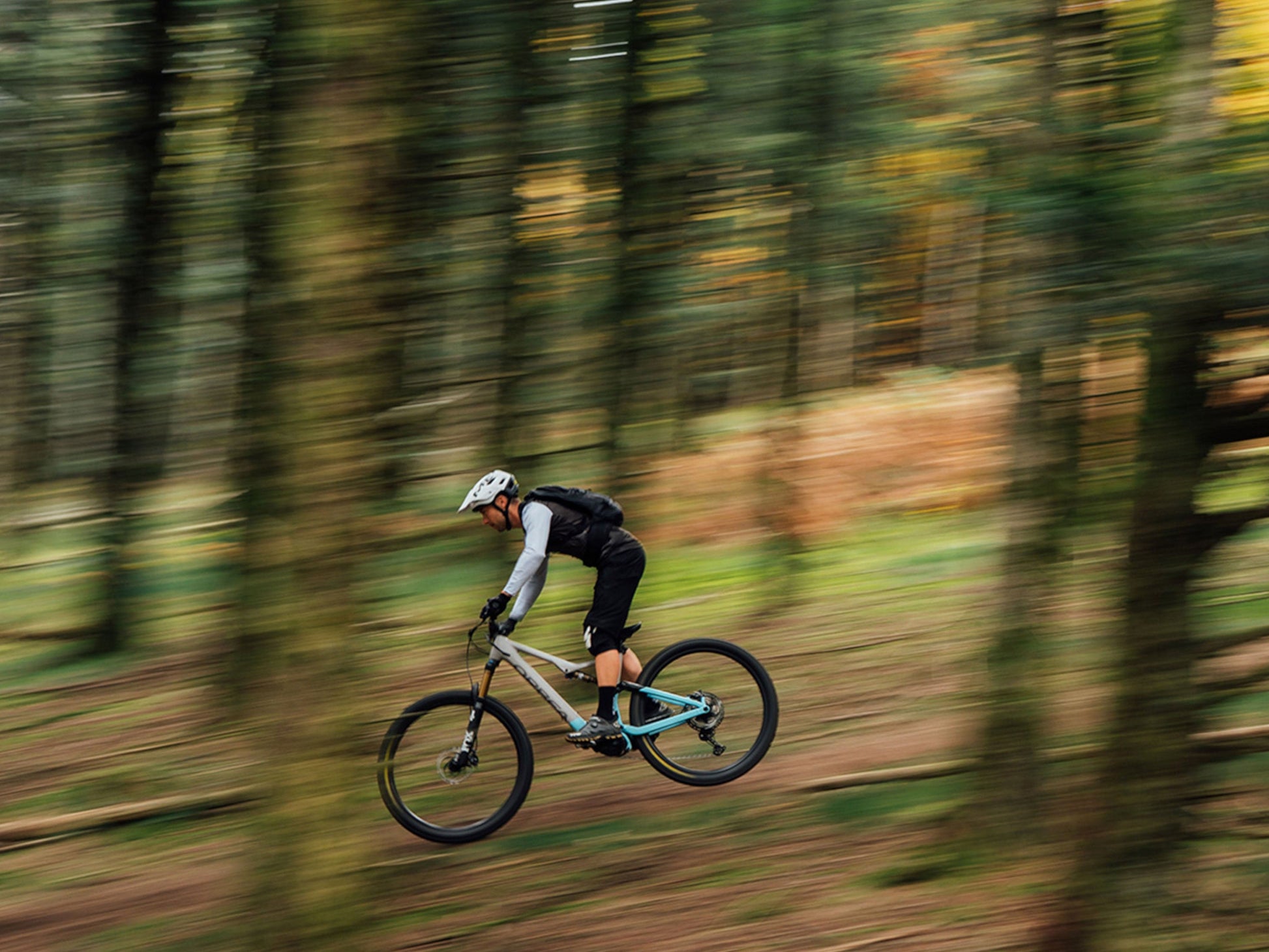 Orbea Rise Hydro H10 eMTB grey blue fast action shot
